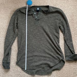 Grey/green long sleeve men’s shirt with 3 button ups.